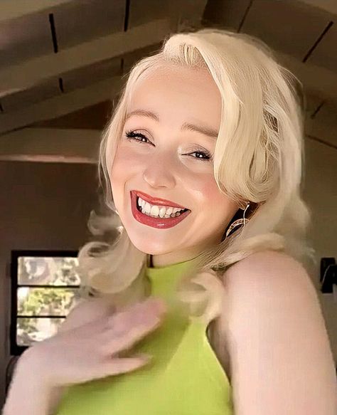 Jasmine Chiswell, Marilyn Monroe Impersonator had a glow up since moving to LA Jasmine Chiswell, Moving To La, Blackbird, Black Bird, Marilyn Monroe, Glow Up?, Youtubers, Quick Saves