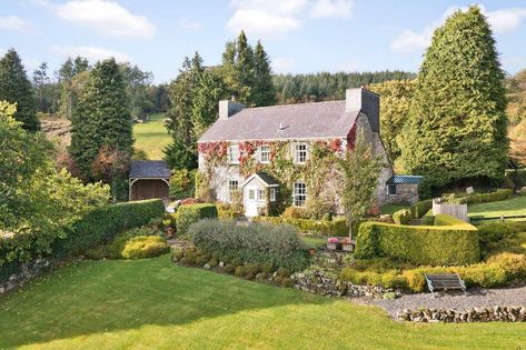 Farmhouse On Land, House With Big Garden, English Farm, Shrub Garden, Farm Landscaping, Cozy Cottages, House Tree, Farm Land, Farm Layout