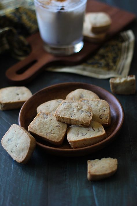 Gluten free shortbread cookies with chopped pecans and sweetened with pure maple syrup. Lads and ladies: these are paleo. Here’s one of the solutions to the “problem” I told you… Gf Shortbread, Paleo Shortbread, Almond Flour Shortbread Cookies, Gluten Free Christmas Baking, Maple Pecan Cookies, Almond Flour Shortbread, Gluten Free Shortbread Cookies, Maple Extract, Vegan Shortbread