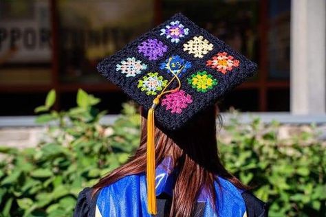 Black graduation cap from behind that is covered in granny colorful crochet squares Crochet Grad Cap, Crochet Graduation Cap, Senior Caps, Graduation Cap Decoration Diy, Cap Decoration, Grad Caps, Cap Ideas, Cap Decorations, Graduation Cap Decoration