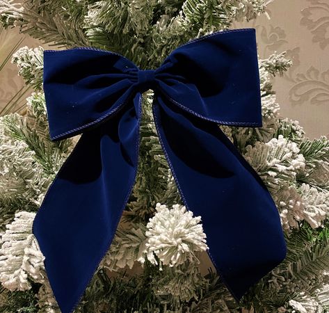 "Pack size single bow pack of 3 bows Gorgeous hand made 10\" wide bows with tie at back Made with luxury quality wired edge Navy Blue velvet and tie at back" Navy Blue Christmas Aesthetic, Navy Christmas Decorations, Christmas Tree With Blue Ribbon, Navy Blue Christmas Wedding, Dark Blue Christmas Aesthetic, Christmas Blue Aesthetic, Christmas Aesthetic Blue, Dark Blue Christmas Tree, Blue Christmas Aesthetic