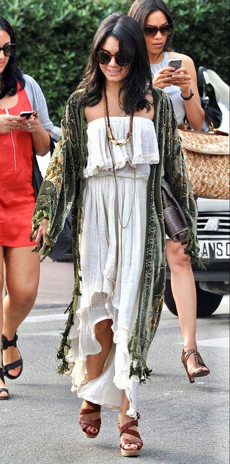 Vanessa Hudgens Boho, Vanessa Hudgens Street Style, Vanessa Hudgens Coachella, Vanessa Hudgens Outfits, Mode Coachella, Estilo Vanessa Hudgens, Bohemian Outfit, Vanessa Hudgens Style, Boho Street Style