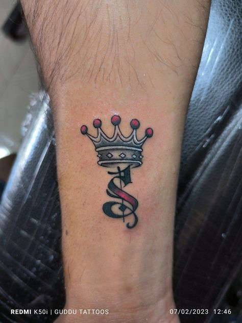 A With Crown Tattoo, S With Crown Tattoo, Foreign Tattoos, S Name Tattoo, King Crown Tattoo, Name Tattoo On Hand, Letter S Tattoo, Alas Tattoo, Letter Tattoos