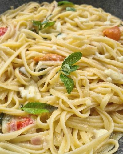 Creamy Brie Pasta with Tomato and Basil - Romina's Little Corner Pasta With Tomato And Basil, Brie Pasta, Italian Chicken Pasta Recipes, Creamy Brie, Italian Chicken Pasta, Linguine Recipes, Tomato Basil Pasta, Quick Dishes, Pasta Dinners