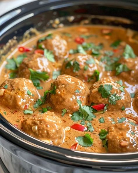 Slow Cooker Chicken Chicken Meatballs Crockpot, Crockpot Asian Recipes, Thai Chicken Meatballs, Slow Cooker Thai, Slow Cooker Kitchen, Slow Cooker Thai Chicken, Chicken Balls, Easy Weekday Meals, Crock Pot Meatballs