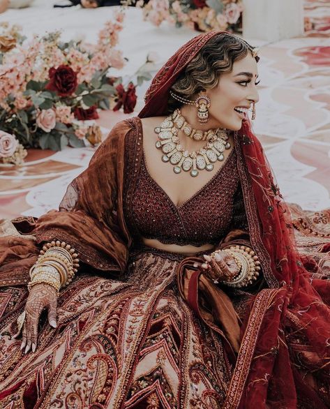 Sikh Bride Donned A Unique Maroon-Coloured Lehenga, Styled It With Vintage Wavy Hairdo For Wedding Hairdo For Wedding, Bridal Lehenga Maroon, Wavy Hairdo, Maroon Bridal Lehenga, Punjabi Wedding Suit, Wedding Jitters, Sikh Bride, Indian Princess, Maroon Wedding