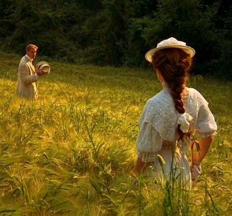 alone in a field with Miss Honeychurch... Drama Aesthetic, Beau Gif, A Room With A View, Fotografi Vintage, Room With A View, Helena Bonham Carter, Costume Drama, Cottagecore Aesthetic, Anne Of Green Gables