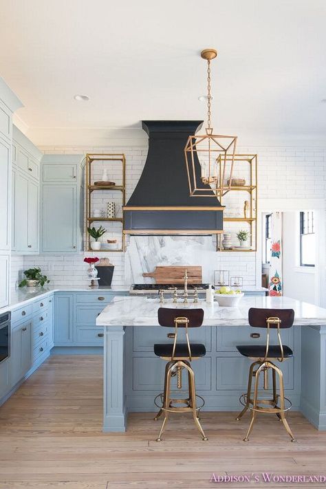 Blue and brass accent kitchen Sherwin Williams Blue, White Marble Kitchen, Interior Design Minimalist, Blue Paint Colors, Kitchen Hoods, White Marble Countertops, Holiday Kitchen, Family Kitchen, Kitchen Marble