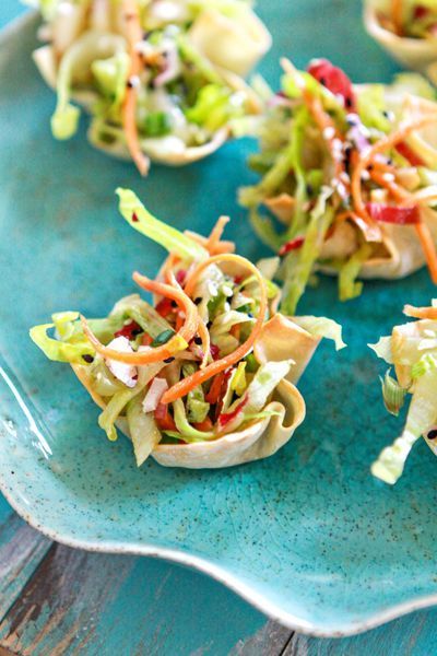 Salad Wonton Cups, Cup Appetizers, Wonton Cups Appetizers, Summer Appetizers Easy, Asian Appetizers, Won Ton, Wonton Cups, Asian Salad, Summer Appetizer