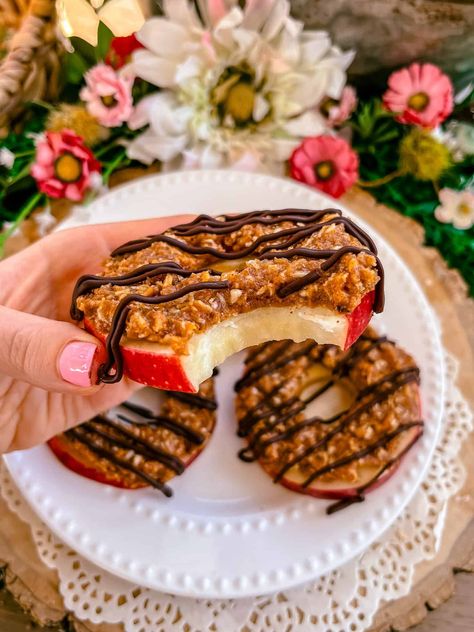 Samoa Apple Slices - Hope and Hummus Apple Samoas Slices Healthy, Samoa Apple Slices, Apple Samoas Slices, Apple Samoas, Packable Snacks, Almond Snacks, Paleo Pumpkin Pie Bars, Paleo Pumpkin Cookies, Paleo Pumpkin Pie