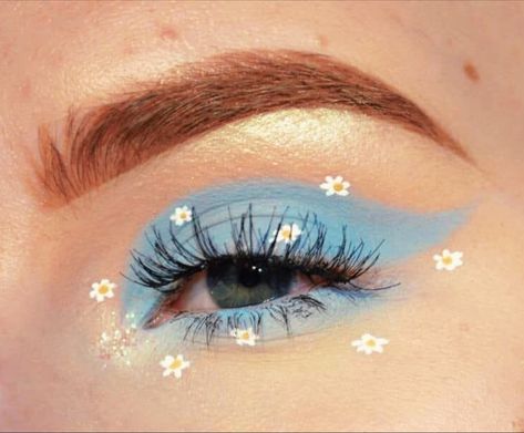 Fun Eyeliner, Aesthetic Eye Makeup, Aesthetic Eyeshadow, Eye Makeup Easy, Blue Eye Makeup Tutorial, Aesthetic Eye, Normal Makeup, Maquillage Yeux Cut Crease, Natural Eye Makeup Tutorial