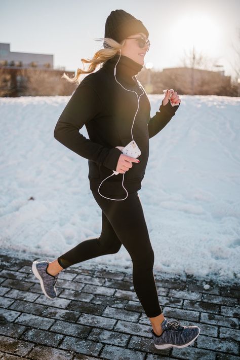 Cold-Weather Workout. Black mock neck pullover+black turtleneck base layer+black sport leggins+grey sneakers+black beanie+black sunglasses. Winter Workout Outfit 2016-17 Workout Outfits Winter, Sport Food, Winter Workout, Winter Running, Winter Fit, Workout Outfits, Motivation Fitness, Cold Weather Outfits, Workout Outfit