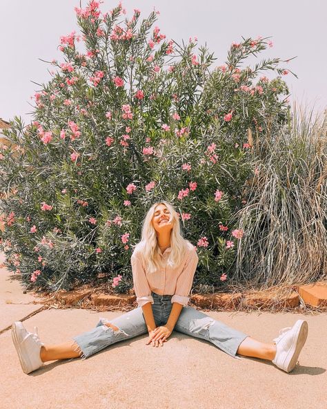 Friday flower fun 🤪🌼 It was only 99° instead of the usual 110° when I took this but the ground was SO hot I could barely sit on it with… Necklaces Personalized, Aspyn Ovard, Bar Necklaces, Made By Mary, Shotting Photo, Photographie Portrait Inspiration, 사진 촬영 포즈, Cute Instagram Pictures, Photographie Inspo