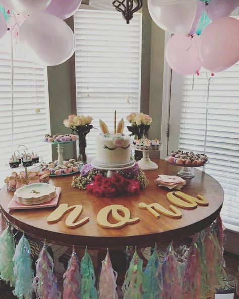 Round Table Birthday Decor, Birthday Party Cake Table, Cake Table Decorations Birthday, 17th Birthday Party Ideas, 30th Birthday Party Decorations, Party Cake Table, Cake Table Birthday, Cupcake Table, Circle Cake