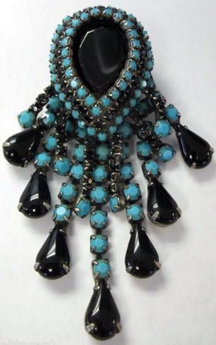 Hattie Carnegie - Broche Pampilles - Strass Turquoise et Noir - Vintage Antique Turquoise Jewelry, Artsy Jewelry, Rhinestone Costumes, Hattie Carnegie, Antique Costume Jewelry, Antique Fashion, Cocktail Jewelry, Miriam Haskell, Turquoise Glass