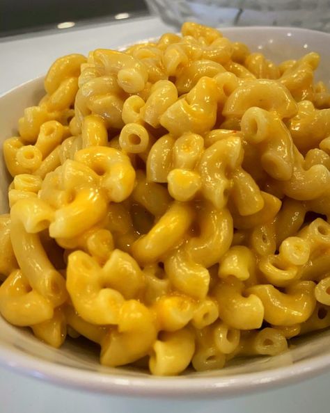 Popeyes copycat simple Mac and Cheese - am_bi_fy Simple Mac N Cheese, Simple Mac And Cheese, Easy Mac N Cheese, Easy Mac And Cheese, Cheese Dishes, Elbow Macaroni, Dinner Options, Cheese Lover, Mac N Cheese