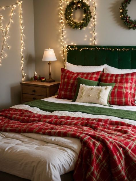 Green And Red Bedding, Green Christmas Bedroom Decor, Christmas Bedroom Green, Christmas Home Decor Ideas Living Room, Green And Red Bedroom, Red And Green Bedroom, Christmas Themed Room, Christmas Themed Bedroom, Preparing For Guests