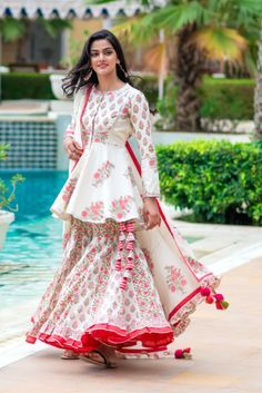 Wardrobe Traditional, Sarara Dress, Sharara Style, Royal Outfit, Sharara Designs, Fusion Wear, Designer Maxi Dress, Traditional Outfit, Long Kurti Designs