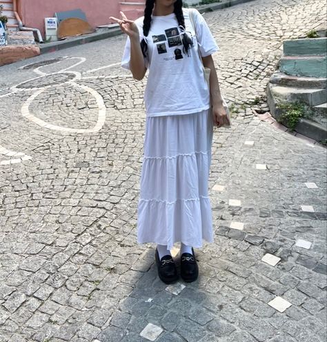 Big Tee Long Skirt, Long Skirts With Tshirts Outfit, Graphic Tee And Long Skirt, Maxi Skirt Oversized Shirt, Long Skirt T Shirt Outfit, Long Skirt And T Shirt, Long Skirt Big Shirt, White Maxi Skirt Outfit Summer Casual, Oversized Tee And Skirt