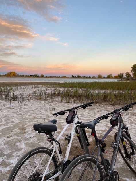 Biking Together Couple, Bike Date Aesthetic, Couple Activities Photos, Couple Bicycle Aesthetic, Couple Bike Aesthetic, Bike Couple Aesthetic, Bike Riding Couple, Biking Date, Bike Ride Date