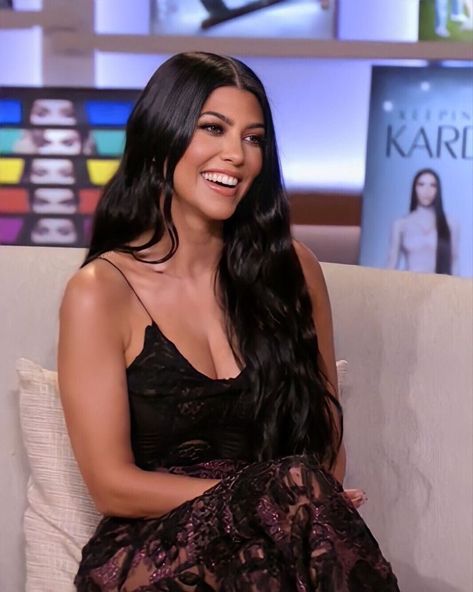 Neutral Aesthetic Outfits, Kourtney Kardashion, Young Kim Kardashian, Kim Kardashian Family, Black Hair Inspiration, Kardashian Kylie Jenner, Woman Images, Kim Kardashian Hair, Kardashian Hair