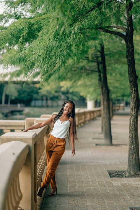 Houston Theater District  | Senior Pictures | Senior Portrait Outfit Ideas Houston Senior Pictures, Senior Picture Ideas Black Women Outfits, Senior Pictures Black Women, Senior Pictures Black, Senior Portrait Outfit Ideas, Pose Sheet, Portrait Outfit Ideas, Senior Portrait Outfits, Female Posing