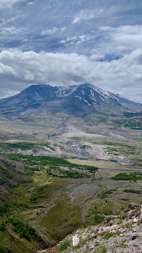 Mount Saint Helens [OC] [3024x4028]  Click the link for this photo in Original Resolution.  If you have Twitter follow twitter.com/lifeporn5 for more cool photos.  Thank you author: https://bit.ly/2S88Z40  Broadcasted to you on Pinterest by pinterest.com/sasha_limm  Have The Nice Life! Mount Saint Helens, Saint Helens, St Helens, Here On Earth, Indie Artist, Landscape Pictures, Landscape Photographers, Volcano, Nature Photos