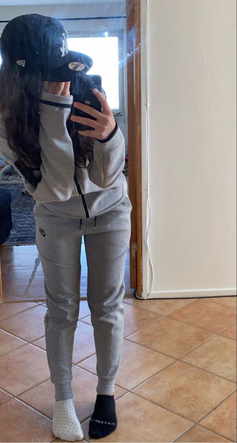 Nike Tech On Women, Grey Nike Tech Outfit Girl, Nike Tech Fleece Aesthetic, Grey Tech Fleece Outfit, Nike Tech Fleece Drip Girl, Drill Girls Style, Nike Tech Fleece Womens Outfit, Tech Fleece Girl, Nike Tech Girl