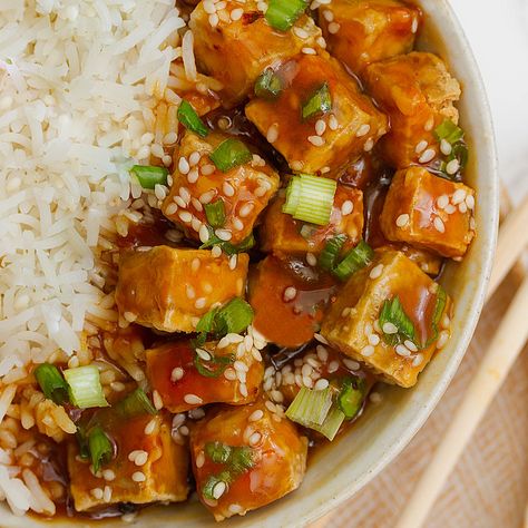 Vegan Orange Chicken Recipe, Vegan Orange Chicken, Orange Tofu Recipe, Vegan Chinese Food, Orange Tofu, Stuffed Avocados, Vegan Grocery List, 30 Minute Dinners, Orange Chicken Recipe