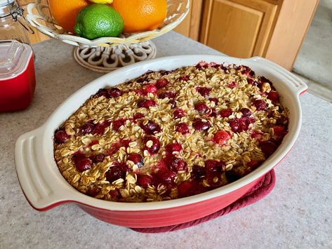 Cranberry Orange Baked Oatmeal, Cranberry Orange Oatmeal, Crockpot Oatmeal, Thanksgiving Breakfast, Leftover Cranberry Sauce, Oatmeal Cake, Food Advice, Baked Oatmeal Recipes, Instant Oatmeal