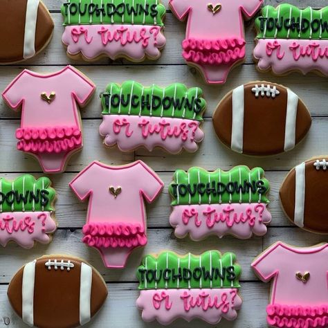 Baby Announcement Cookies, Football Gender Reveal Party, Gender Reveal Food, Football Gender Reveal, Gender Reveal Baby Shower Themes, Gender Reveal Cookies, Baby Gender Reveal Party Decorations, Gender Reveal Cupcakes, Pregnancy Gender Reveal