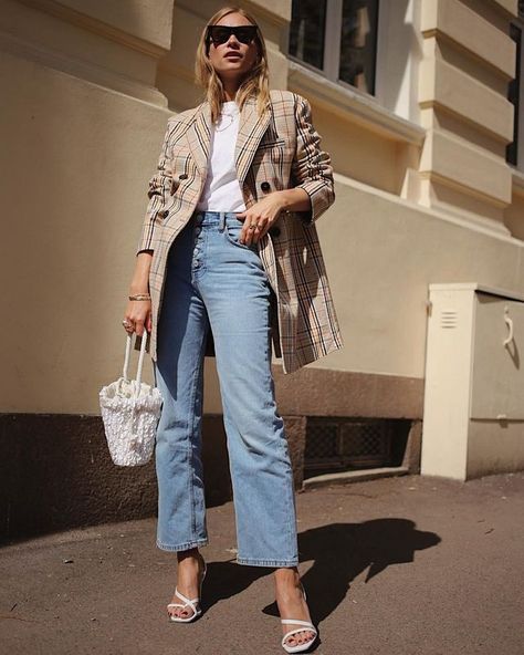 The New Sandal Style Everyone Is Wearing With Jeans Mango Advertisement, White Sandals Outfit, How To Wear Blazers, Style Parisienne, Mode Instagram, Sandals Outfit, Trending Sandals, Mode Casual, Work Outfits Women