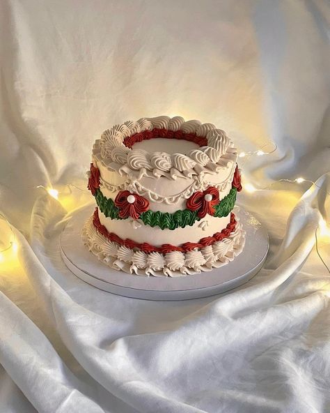 Christmas Cake Traditional, New Year Cake Design Ideas, Vintage Christmas Cake Designs, Red Christmas Cake Ideas, Christmas 2 Tier Cake, North Pole Cake, Christmas Cakes Aesthetic, Vintage Christmas Cake Decorations, Christmas Cake Vintage