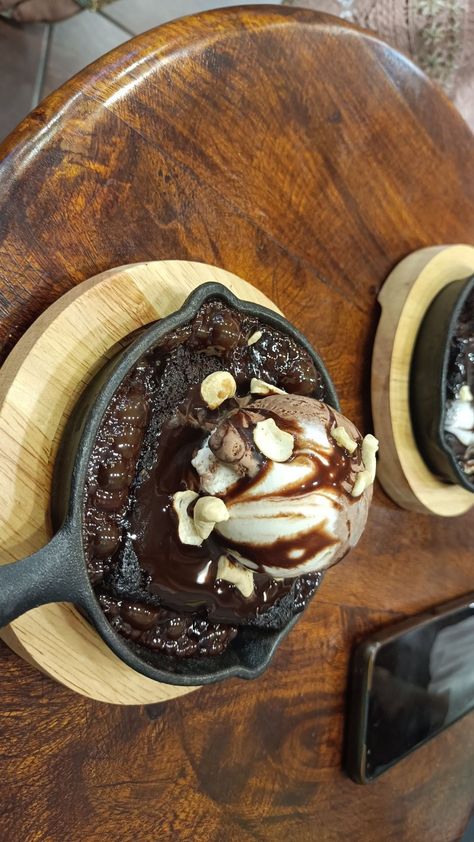 An aesthetically pleasing sizzling brownie with icecream and chocolate syrup on top Brownie Aesthetic, Cafe Items, Sizzling Brownie, Cooking Shooking, Food Snap, Doraemon Cartoon, Snap Ideas, Recipes Snacks, Foodie Instagram