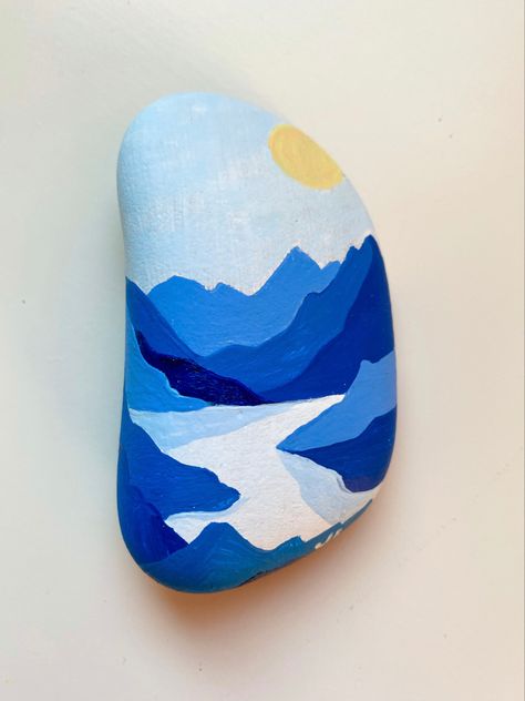 quick and easy rock painting!! Triangular Rock Painting Ideas, Small Rock Painting Ideas Aesthetic, Stenmaling Ideas, Rock Painting Ideas Aesthetic, Aesthetic Rock Painting Ideas, Easy Rock Painting, Mountain Scape, Diy Rock Art, Simple Artwork