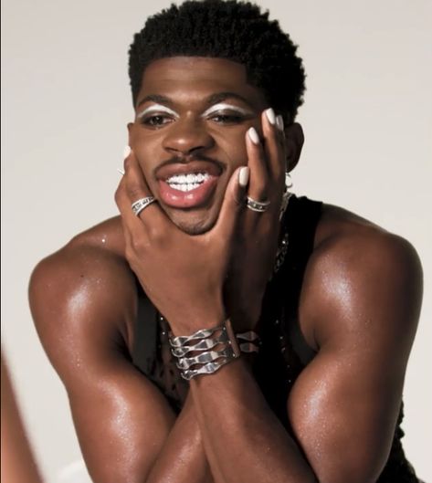 Lil Nas X Makeup, Black Man Makeup, Black Men Makeup, Male Makeup Aesthetic, Cowboy Makeup, Make Up For Men, Drag Make-up, Glossy Eyes, Mens Nails