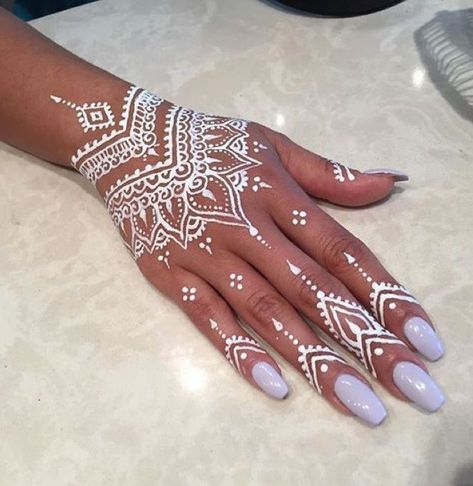 Couple💑, Vêtements👔👗, Mecs👳🏽‍♂️, Filles👳🏽‍♀️,....  • BOOK PHOT… #aléatoire # Aléatoire # amreading # books # wattpad White Henna Tattoo, White Henna Designs, Cross Tattoo On Wrist, Henne Tattoo, Jagua Henna, Cute Henna, Tato Henna, Henna Tattoo Hand, Tattoo Henna