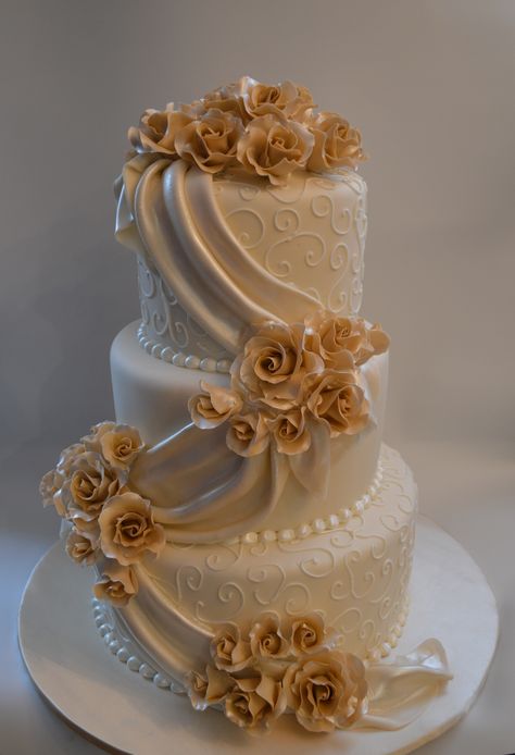 Elegant Gold Wedding Cake, Golden Wedding Cake, Wedding Cake With Gold, Extravagant Wedding Cakes, 50th Anniversary Cakes, Wedding Cake Cookies, Cakes Inspiration, Wedding Anniversary Cakes, Dream Wedding Cake