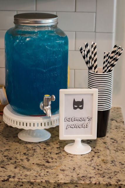 Punch for a batman party Batman Birthday Party Food Ideas, Dc Themed Party, Batman Party Food Ideas, Batman Birthday Party Food, Batman Food Ideas For Party, Batman Party Food, Batman Party Foods, Batman Food, Batman Party Ideas