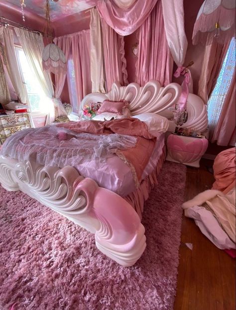 Diy Photo Set Up Backdrop Ideas, Pink Fancy Bedroom, 80s Bedframe, Barbiecore Room Decor, Barbiecore House Decor, Barbie Inspired Room Decor, Pink Princess Aesthetic Room, Aclove Bedroom, Pink Mansion Bedroom