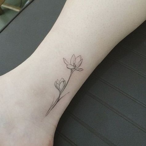 9 Best Tulip Tattoos In Simple and Small Designs Wildflowers Tattoo, Gladiolus Tattoo, Simple Flower Tattoo, Daffodil Tattoo, Tulip Tattoo, Ankle Tattoo Designs, Beautiful Flower Tattoos, Flower Tattoo Sleeve, Lily Tattoo