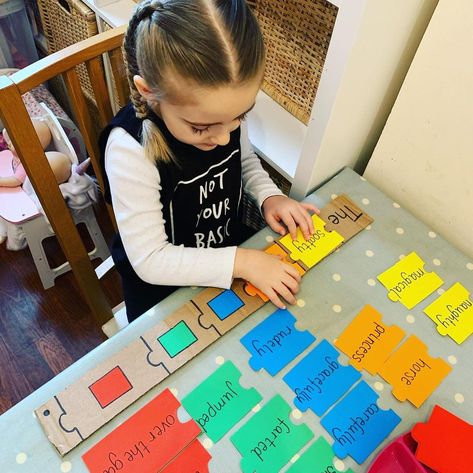 𝙎𝙚𝙣𝙩𝙚𝙣𝙘𝙚 𝙗𝙪𝙞𝙡𝙙𝙞𝙣𝙜 𝙗𝙮 @myteachermummyandme👇🤓 “I set this activity up for Emilia to encourage sentence building and making her vocabulary more interesting in her writing. This is also a good activity if you have reluctant writer too because it’s less daunting than a big piece of blank paper. On a strip of cardboard I wrote ‘The’ for the starter then added the coloured squares so Emilia could match the adjective,noun, adverb, verb, prepositional phrase to form a sentence." Learning To Read Activities, Free Homeschool Printables, Prepositional Phrases, Sentence Building, Nouns And Adjectives, Homeschool Teacher, Homeschool Printables, Free Homeschool, A Sentence