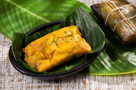 Cómo hacer tamales colombianos "antioqueños" - Comedera - Recetas, tips y consejos para comer mejor. How To Reheat Tamales, Panamanian Food, Honduran Recipes, Colombian Cuisine, Vegetable Appetizers, Frijoles Refritos, Baked Dinner Recipes, Tamale Recipe, Meat Marinade