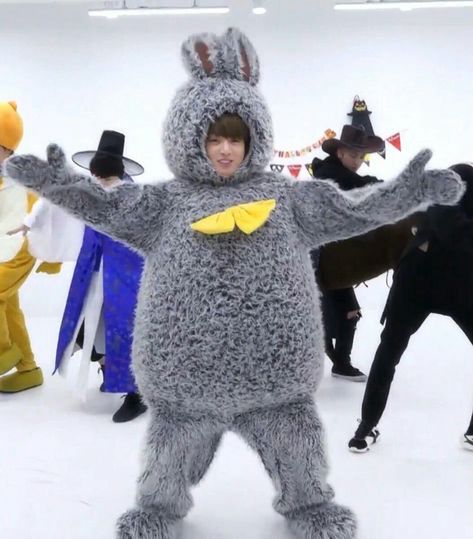 Jungkook's favorite Halloween costume was the bunny, I'm-pic.twitter.com/axzlcnkL4H Bts Halloween Costumes, Jungkook Bunny, Bts Halloween, Cocoppa Wallpaper, Bunny Suit, Bunny Costume, Bunny Pictures, Bts Meme, Funny Costumes