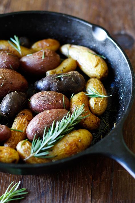 Rosemary Roasted Fingerling Potatoes - an easy and delicious side dish. Recipe adapted from @cookinglight Roasted Fingerling Potatoes, Fingerling Potatoes, Veggie Side Dishes, Potato Dishes, Cast Iron Skillet, Iron Skillet, Side Recipes, Side Dishes Easy, Vegetable Side Dishes