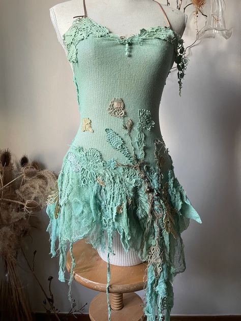 Mermaid Aesthetic Fashion, Mermaid Costume Inspiration, Water Inspired Clothes, Mermaid Green Aesthetic, Ocean Theme Fashion Show, Underwater Theme Party Outfit, Mermaid Pirate Outfit, Mermaid Fairy Aesthetic, Mermaid On Land Outfit