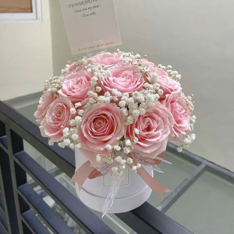 Box arrangements edition Book us 0539151221 Same day delivery Same day pickup Flowers Box Bouquet, Satin Flowers Diy, Bridal Party Bouquets, Bouquet Box, Luxury Flower Bouquets, Flower Bouquet Diy, Flower Box Gift, Diy Gift Set, Flower Gift Ideas