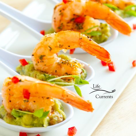 cooked shrimp on guacamole in a Chinese soup spoon. Asian Food Appetizers, Shrimp Appetizer Recipes, Shrimp Appetizer, Asian Appetizers, Impressive Appetizers, Gluten Free Puff Pastry, Chunky Guacamole, Cooked Shrimp, Shrimp Appetizers