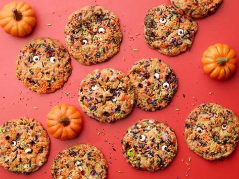 Halloween Chocolate Chip Cookies Halloween Chocolate Chip Cookies, Halloween Treats To Make, Candy Eyeballs, Halloween Party Ideas, Halloween Chocolate, Halloween Desserts, Halloween Food For Party, Halloween Cookies, Halloween Recipes