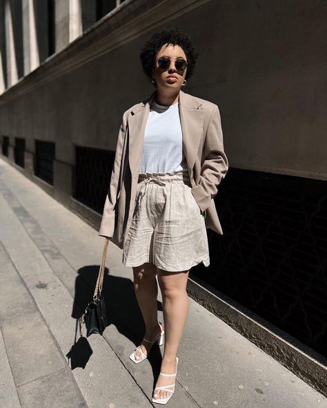 15 Outfits with Linen Shorts and Styling Tips for this Summer #summers #trends #lookook Linen Shorts Outfit, Office Wear Outfit, Two Piece Shorts, 15 Outfits, Semi Formal Wear, Fabulous Outfits, Matching Sets Outfit, Monochrome Outfit, Outfit Trends